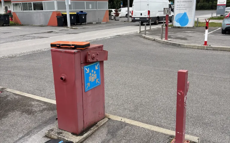 Parkirna zapornica pred menjavo 