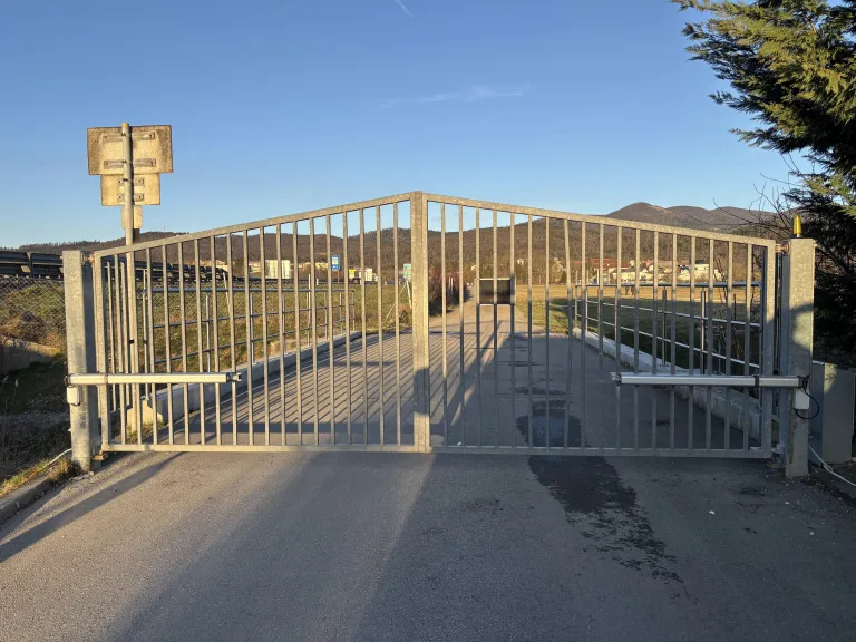 dvokrilna dvoriščna vrata