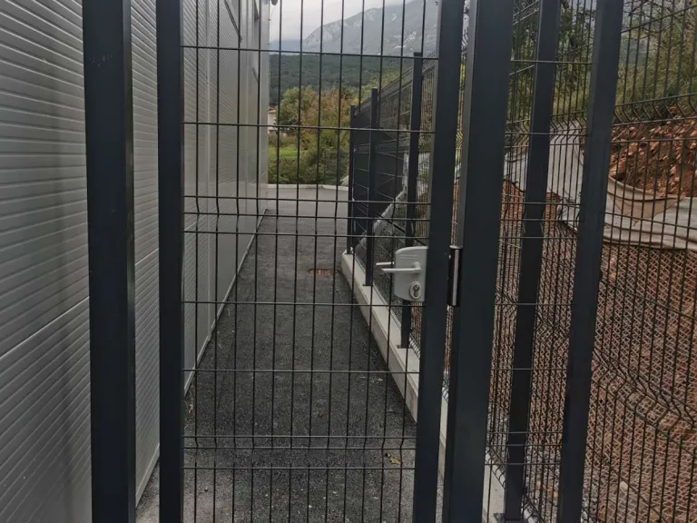 Enokrilna vrata in panelna ograja 
