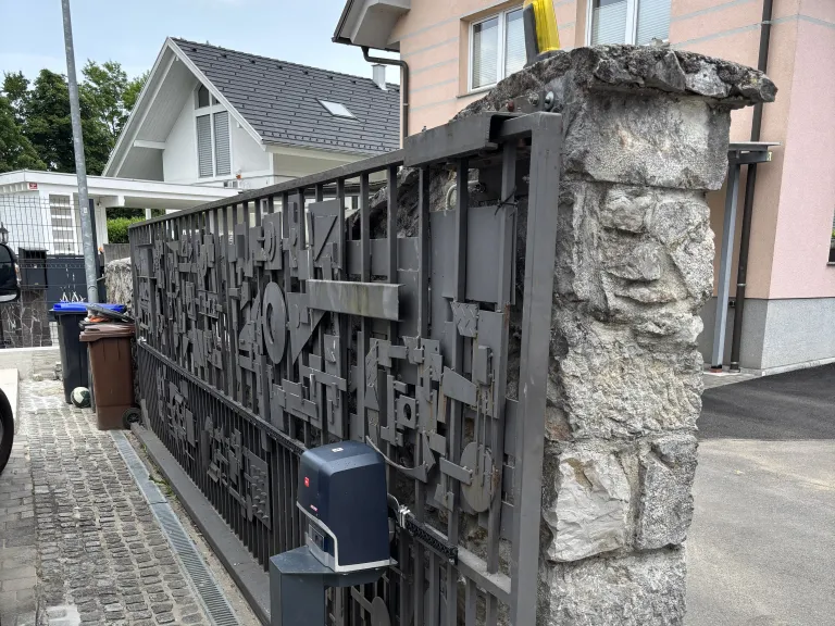 drsna dvoriščna vrata