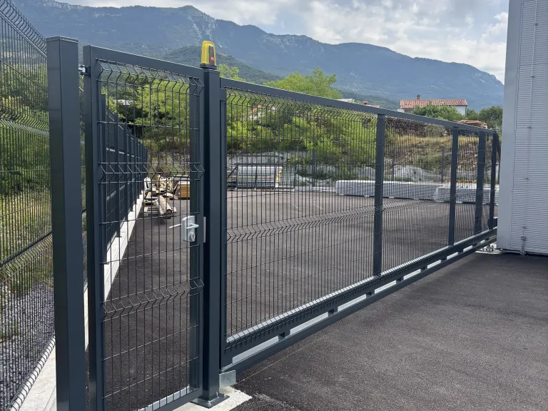 Ograja in samonosna vrata 