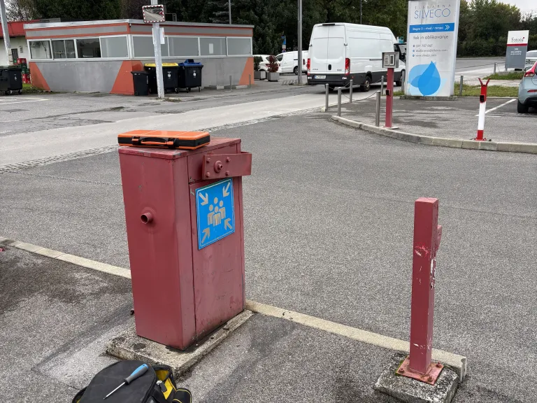 Parkirna zapornica pred menjavo 